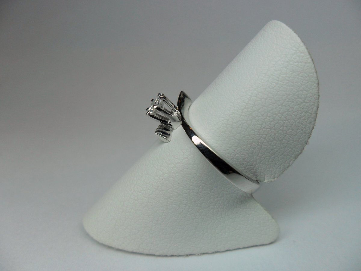 Twisted solitaire ring